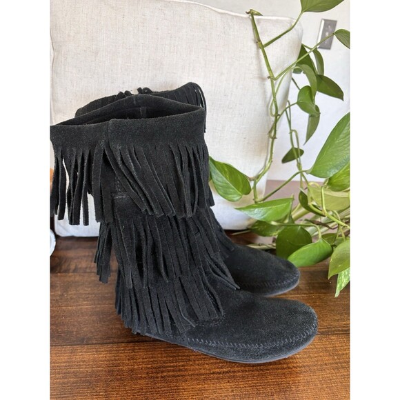 Minnetonka Black Suede Calf 3 Row Fringe Moccasin Boots Boho Western Festival 8 - Picture 1 of 11